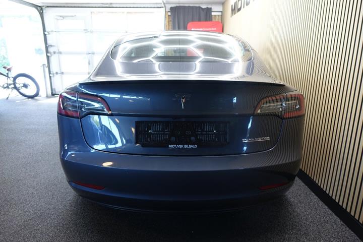 Grå Tesla Model 3 fra 2021