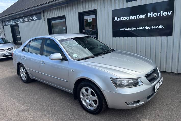 Sølv Hyundai Sonata fra 2006 set udefra
