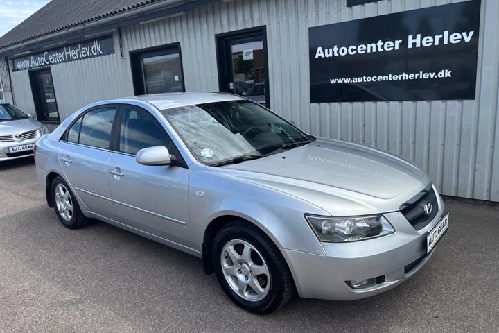 Sølv Hyundai Sonata fra 2006 set udefra