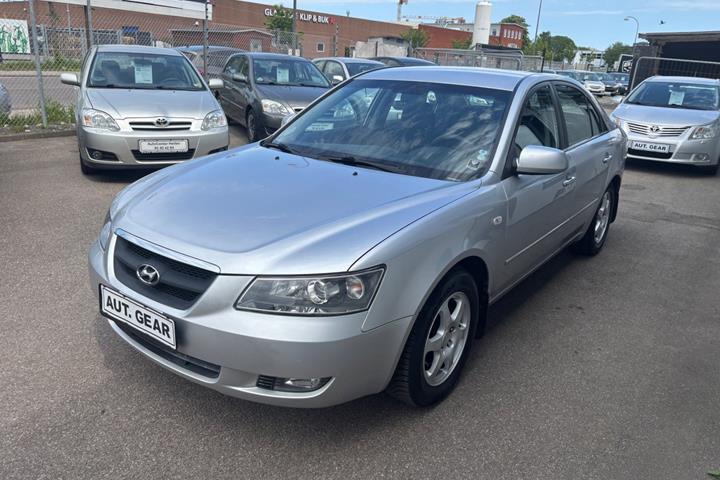 Sølv Hyundai Sonata fra 2006 set udefra