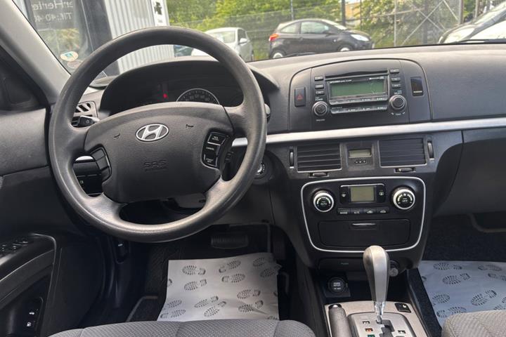 Sølv Hyundai Sonata fra 2006 set indefra