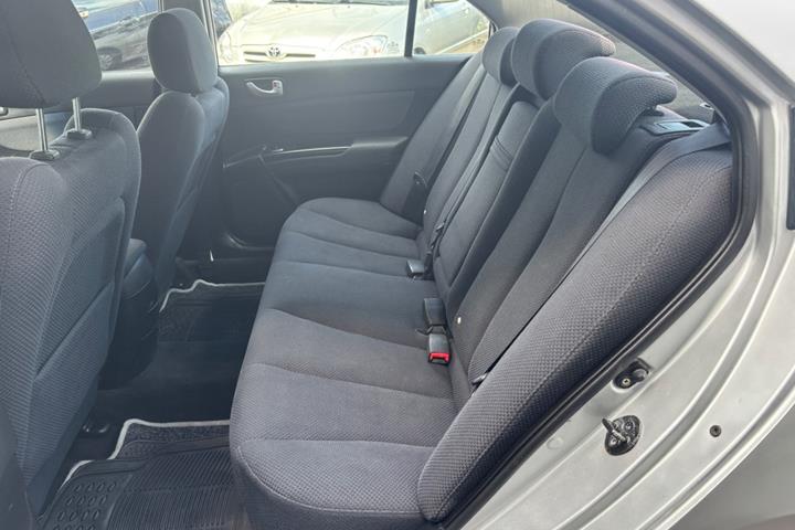 Sølv Hyundai Sonata fra 2006 set indefra