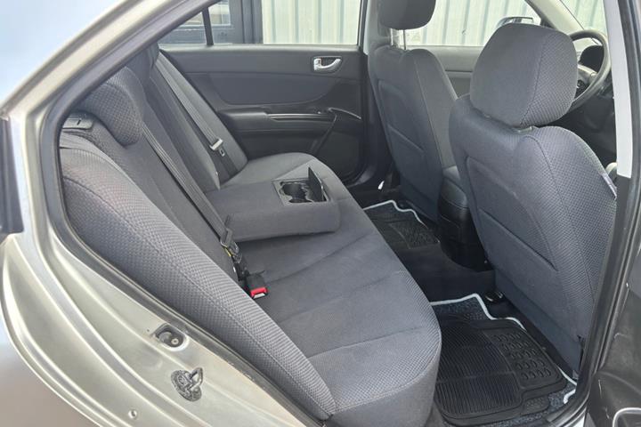 Sølv Hyundai Sonata fra 2006 set indefra