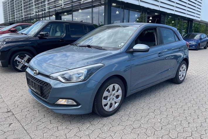 Blå Hyundai i20 fra 2017