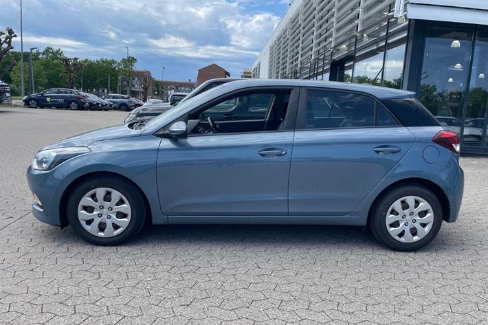 Blå Hyundai i20 fra 2017