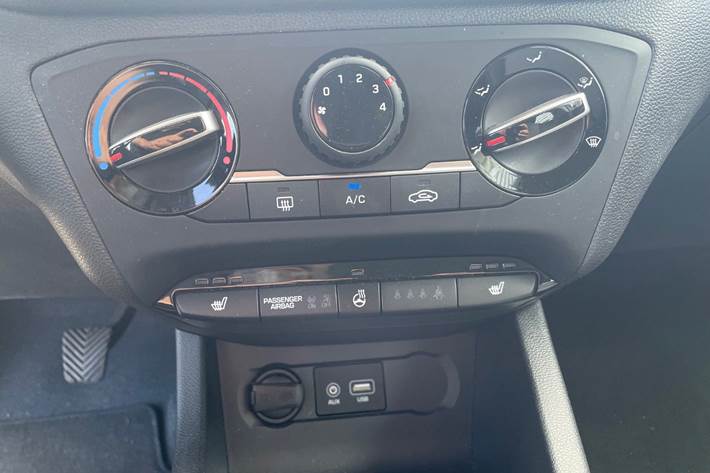 Blå Hyundai i20 fra 2017