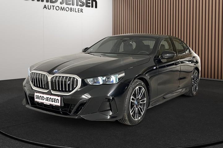Sort BMW i5 fra 2024 set udefra