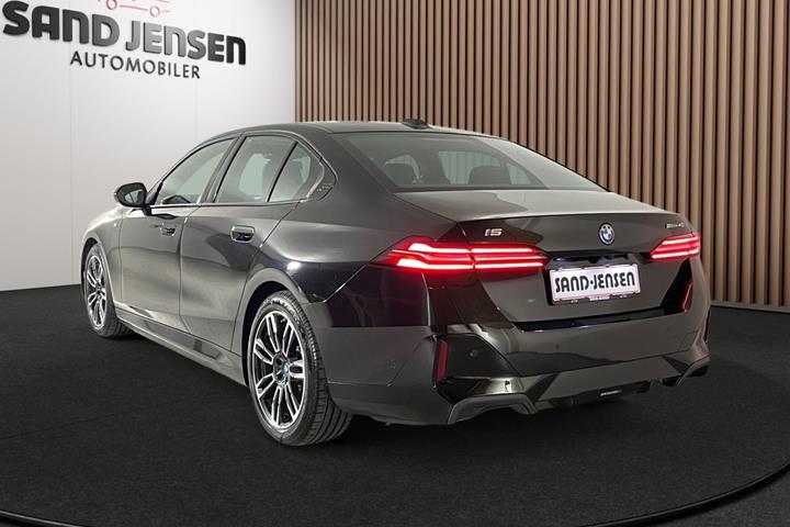 Sort BMW i5 fra 2024