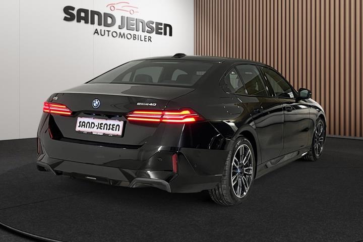 Sort BMW i5 fra 2024
