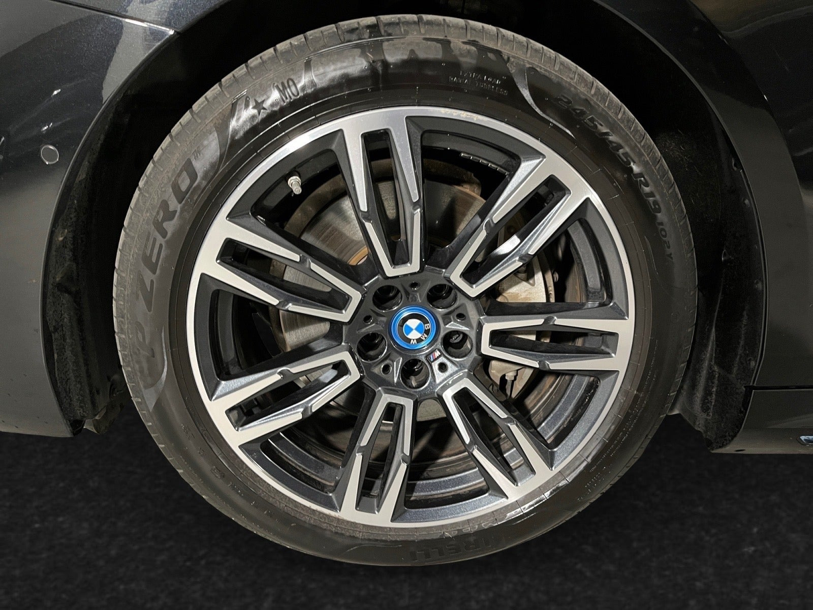 Sort BMW i5 fra 2024