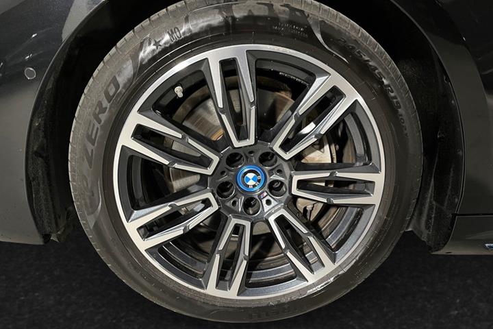 Sort BMW i5 fra 2024