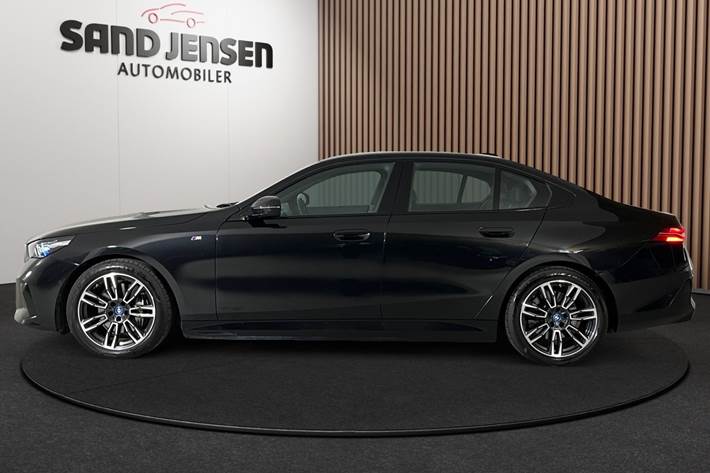 Sort BMW i5 fra 2024