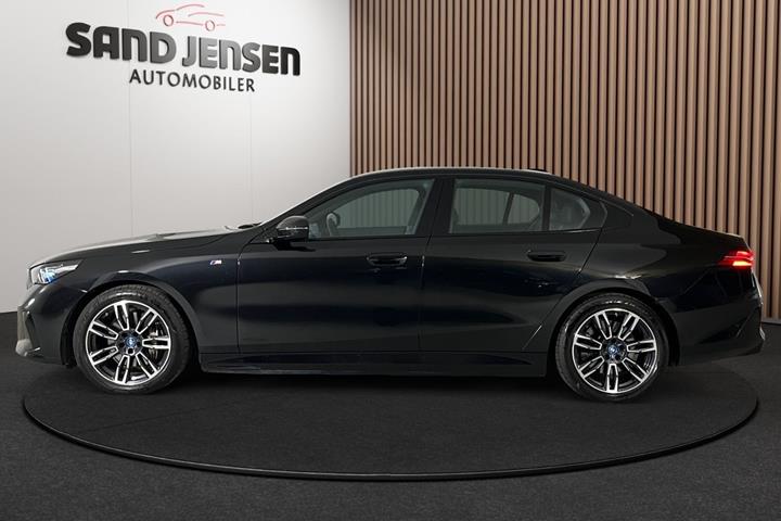 Sort BMW i5 fra 2024