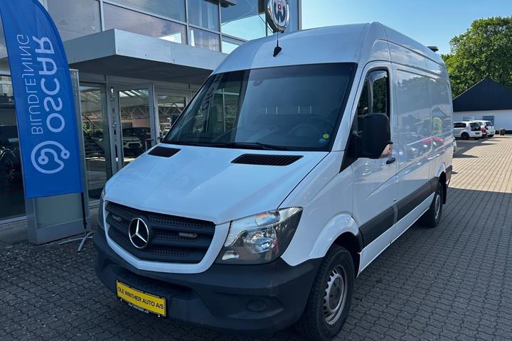 Hvid Mercedes Sprinter 319 fra 2017 set udefra