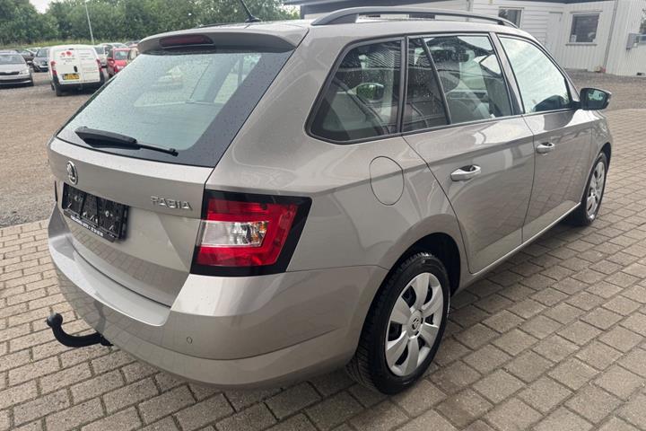 Grå Skoda Fabia fra 2017