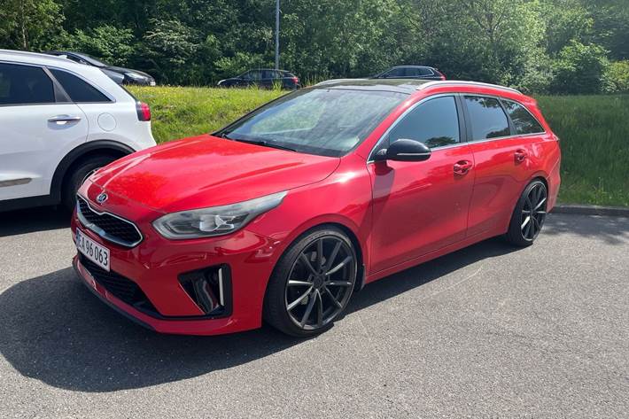 Rød Kia Ceed fra 2019 set udefra