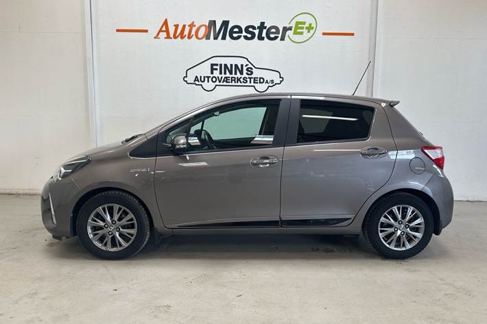Grå Toyota Yaris fra 2017