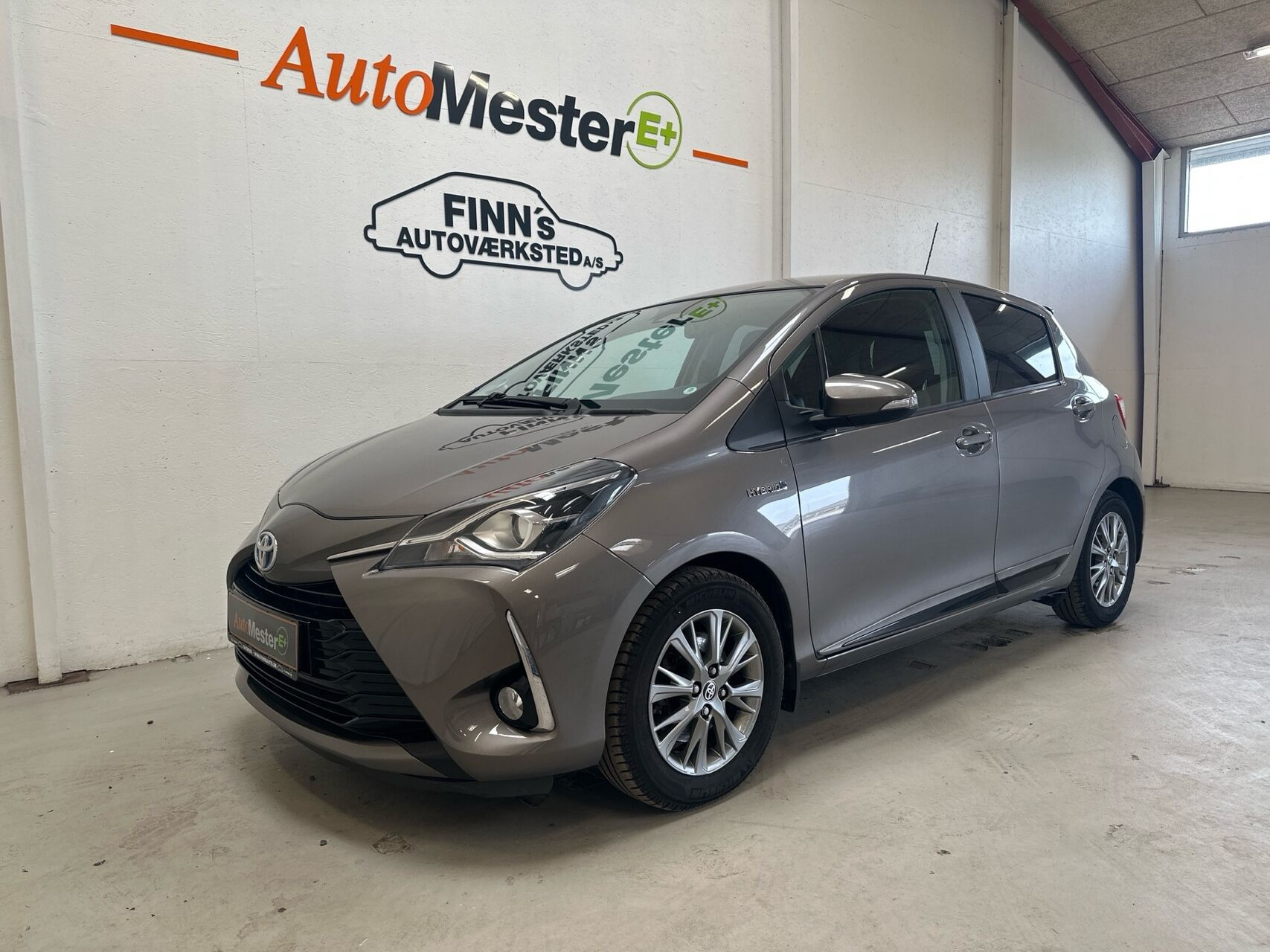 Grå Toyota Yaris fra 2017