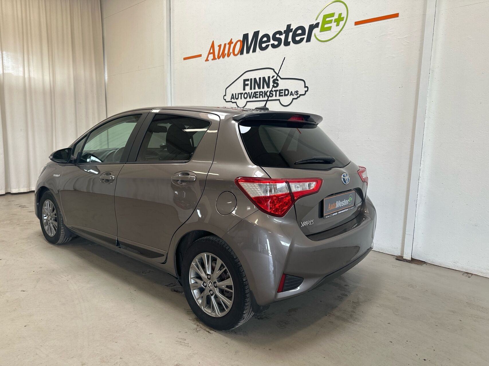 Grå Toyota Yaris fra 2017