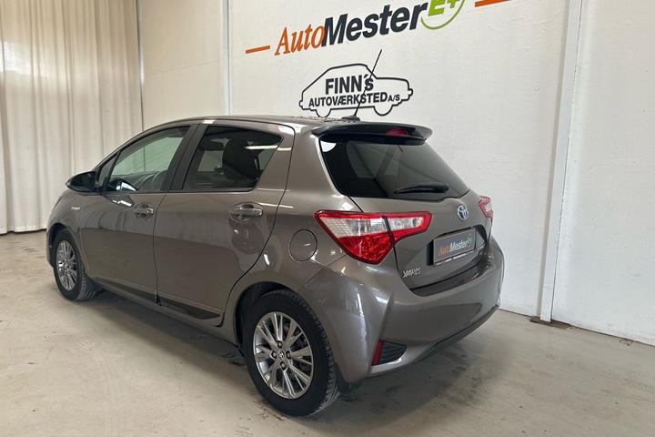 Grå Toyota Yaris fra 2017