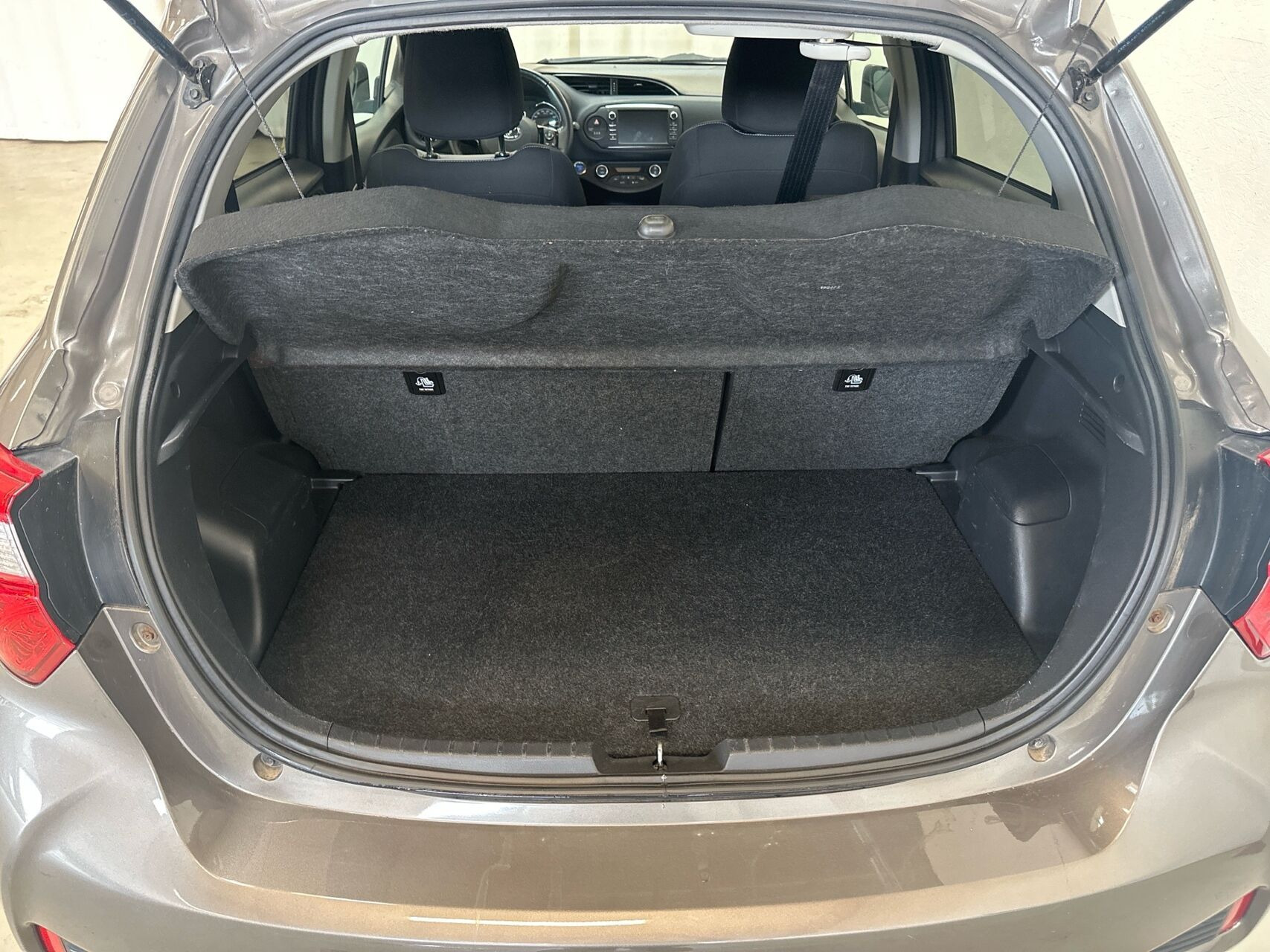 Grå Toyota Yaris fra 2017