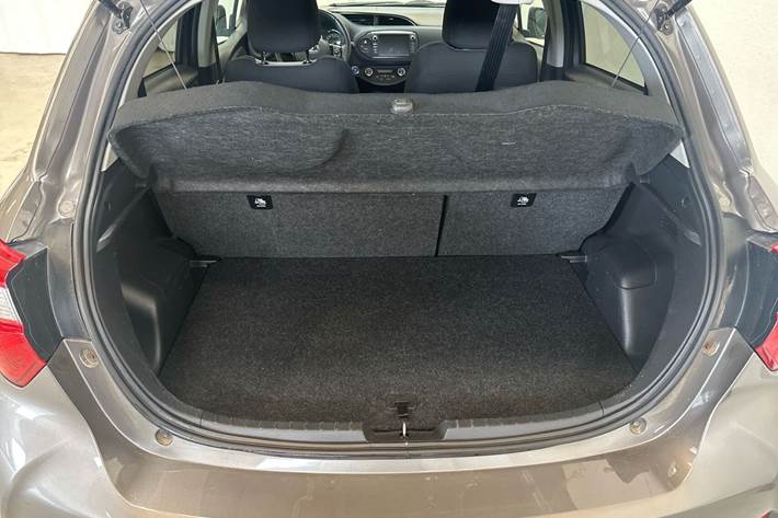 Grå Toyota Yaris fra 2017