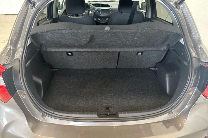 Grå Toyota Yaris fra 2017