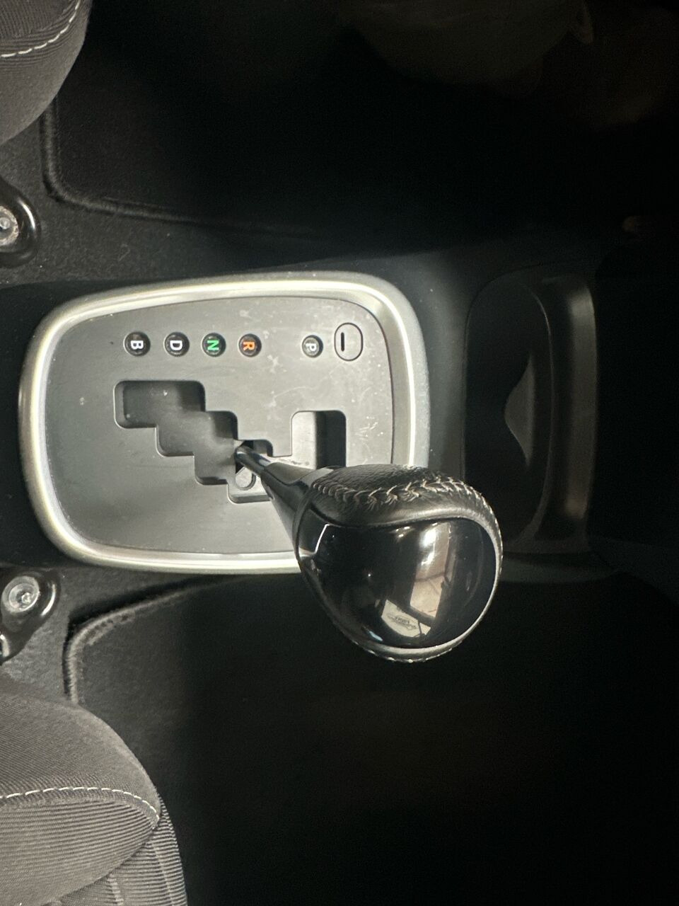 Grå Toyota Yaris fra 2017