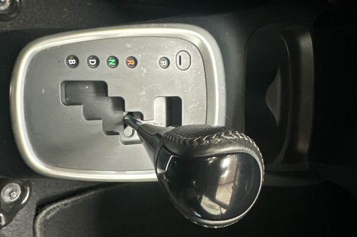 Grå Toyota Yaris fra 2017