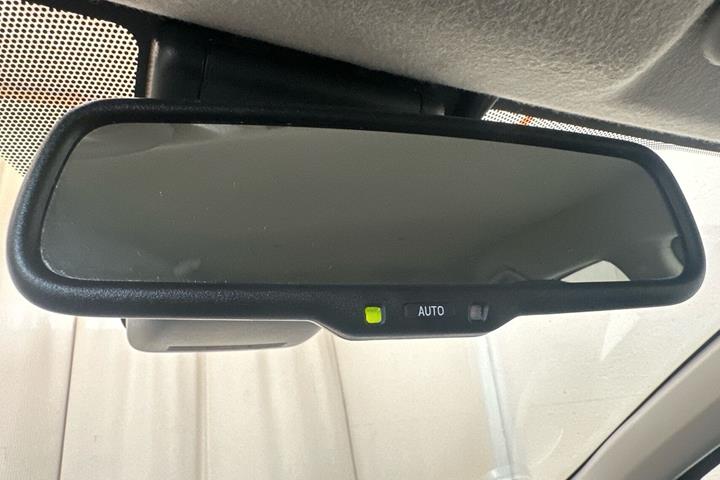 Grå Toyota Yaris fra 2017