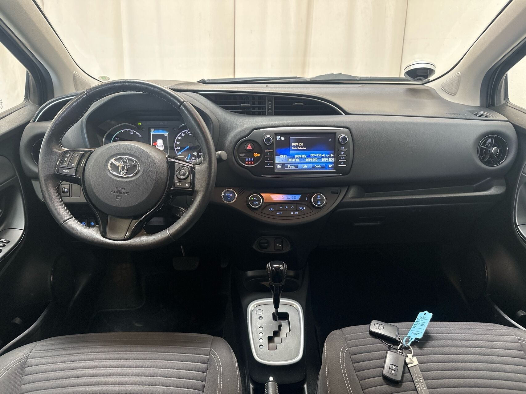 Grå Toyota Yaris fra 2017