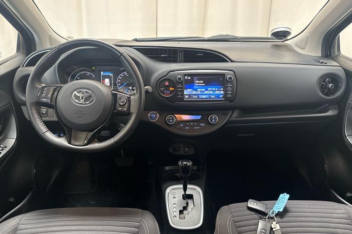 Grå Toyota Yaris fra 2017