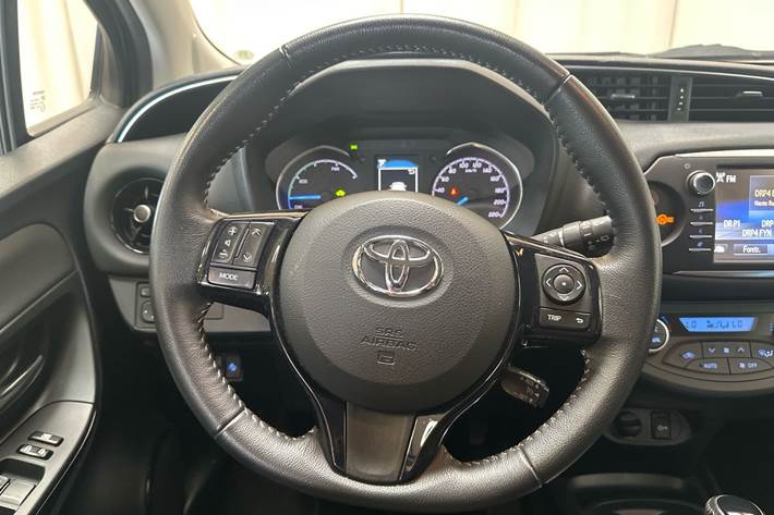 Grå Toyota Yaris fra 2017