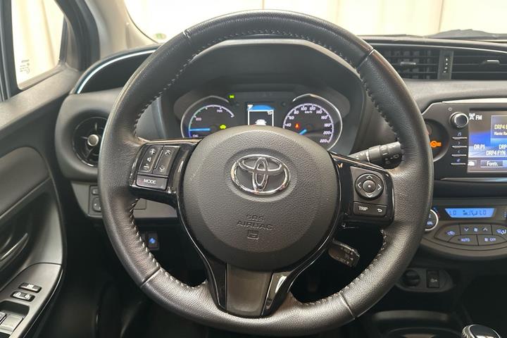 Grå Toyota Yaris fra 2017