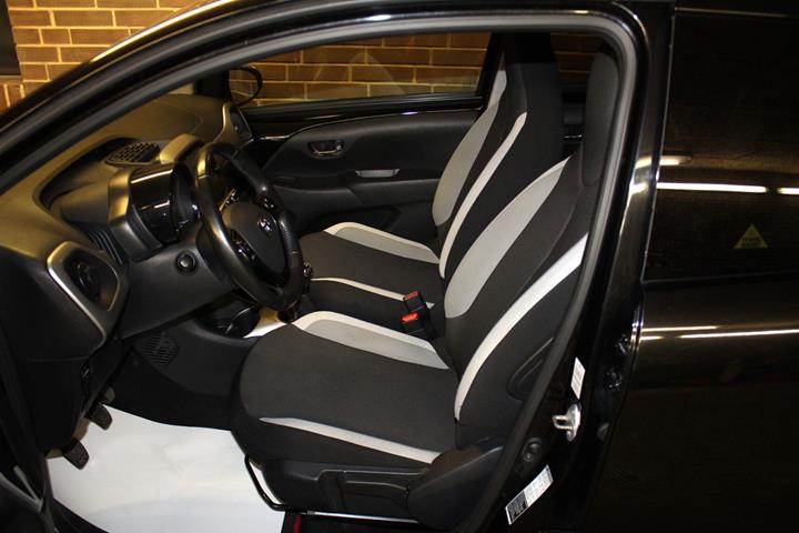 Sort Toyota Aygo fra 2016