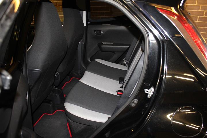 Sort Toyota Aygo fra 2016