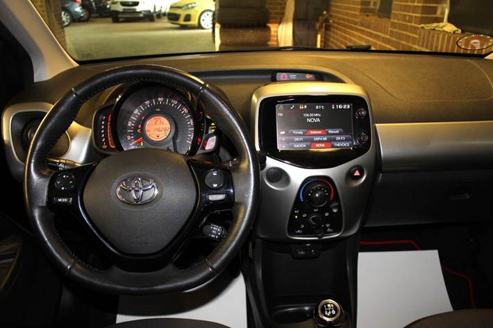 Sort Toyota Aygo fra 2016
