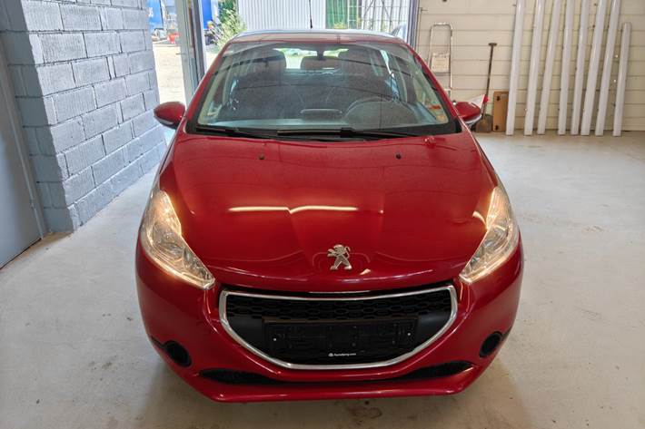 Gul Peugeot 208 fra 2015