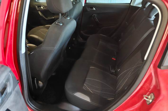Gul Peugeot 208 fra 2015
