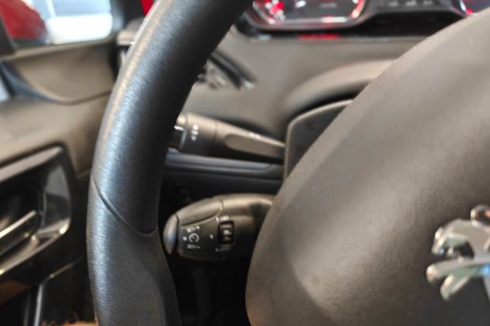 Gul Peugeot 208 fra 2015