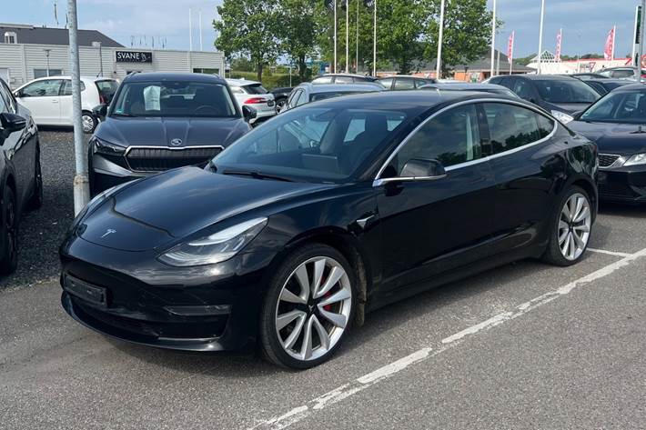 Grøn Tesla Model 3 fra 2019