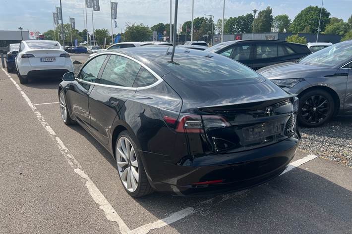 Grøn Tesla Model 3 fra 2019