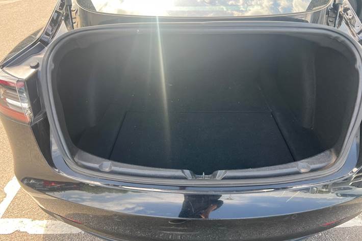 Grøn Tesla Model 3 fra 2019