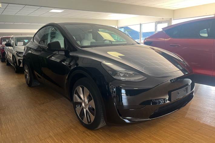 Sort Tesla Model Y fra 2023