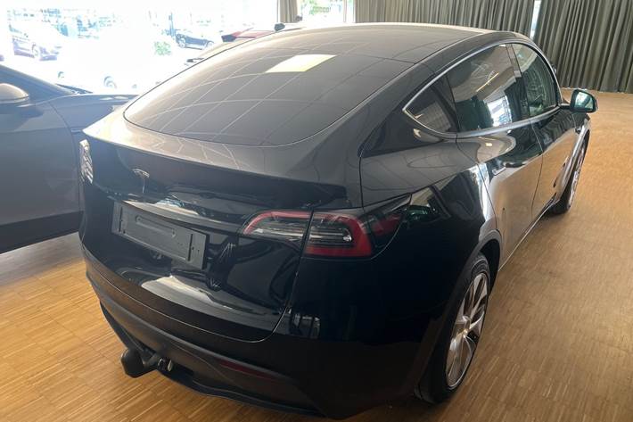 Sort Tesla Model Y fra 2023