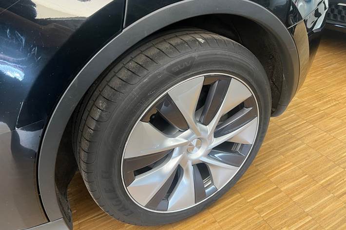 Sort Tesla Model Y fra 2023