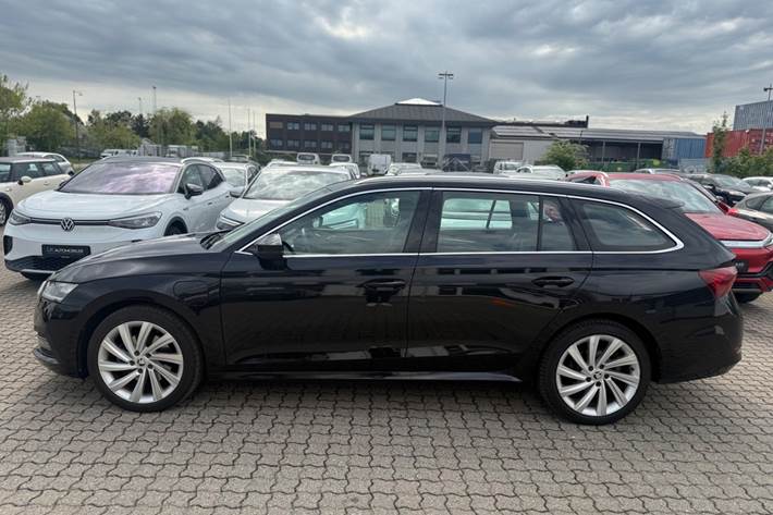 Sort Skoda Octavia fra 2021