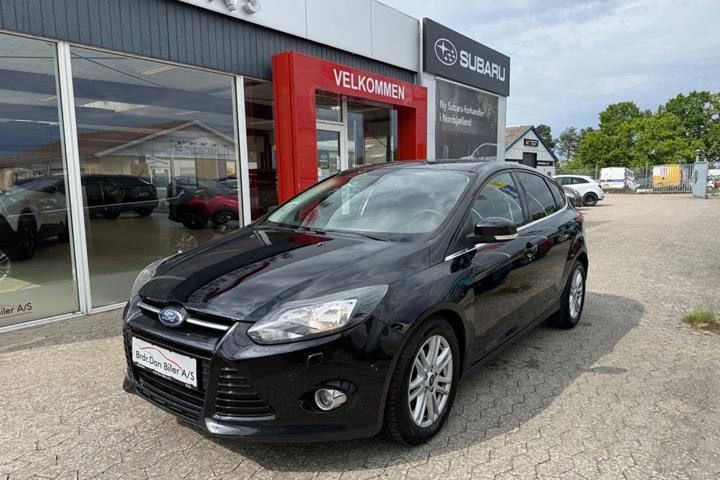 Sort Ford Focus fra 2013 set udefra