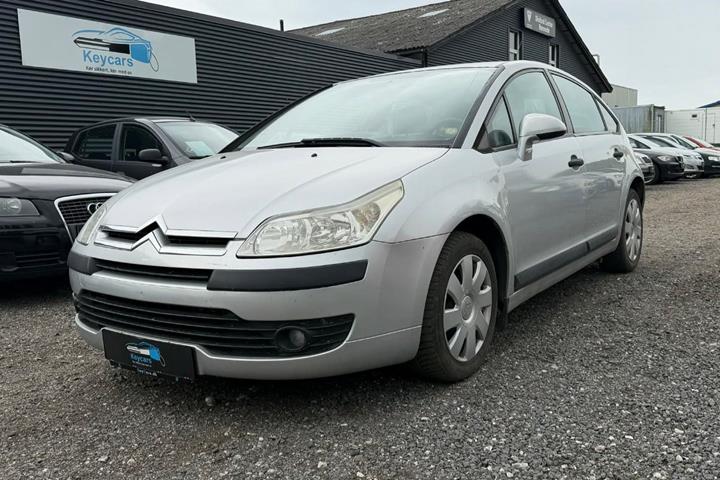 Grå Citroën C4 fra 2006 set udefra
