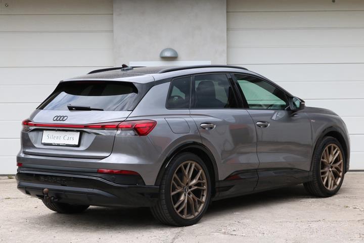 Grå Audi Q4 e-tron fra 2022